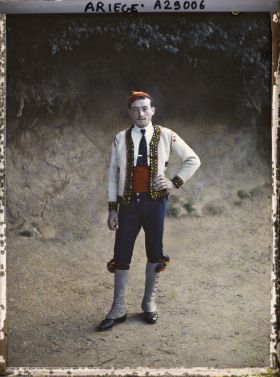 Image représentant Homme Bethmalais en pied, fils du maire de la commune