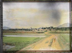 Image représentant Un panorama sur le village et sur les rizières étagées bordant la route