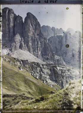 Image représentant La chaine de la Sella (Groupo di Sella ou Sellagruppe) depuis le col du Grödner (Grödner Joch ou passo Gardena)