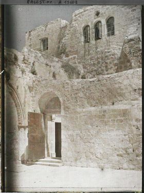 Image représentant Porte d'accès à la terrasse de l'Église Sainte Hélène