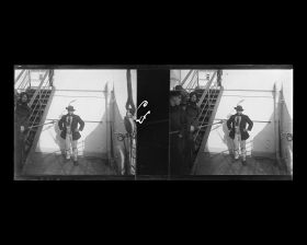 Image représentant Un passager des 3emes classes, vêtu d'un costume traditionnel d'Europe centrale ou d'Italie, prend la pose sur l'entrepont