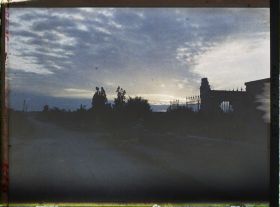 Image représentant France, Coucy le Château, Route de Laon près de Coucy ; le château au Soleil levant