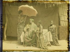 Image représentant Portrait du chef  https://musee-albert-kahn.s-museum.fr/home/NWQ2OTAwYzNmYjZlZTk1ZWQwODJmMjY4L2dlbmVyaWMtbm90aWNlLXRhYi9hdXRob3JpdHkvNjE3YTc5ZjVjZjhiODk2OGIzMzM3ZDIx/5d6900c3fb6ee95ed082f268/generic-notice-tab/authority/617a79eacf8b8968b3336557 Justin Aho entouré de ses femmes