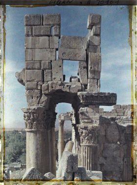 Image représentant Sommet de l'extrémité droite restante du péristyle de la façade sud du Temple dit de Bacchus