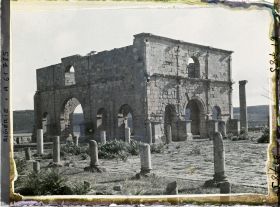 Image représentant Algérie, Lambèse, Le Prœtorium & colonnes de la Cour