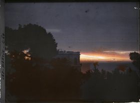 Image représentant Façade ouest de la villa Kahn encore appelée villa Zamir, vue à contre-jour en regardant vers l'est