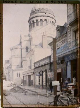 Image représentant Les gravats de la tour Charlemagne devant la basilique Saint-Martin, rue des Halles