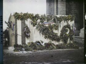 Image représentant Palissade recouverte de fleurs à l'endroit où sera inhumé le 28 janvier 1921 le soldat inconnu, sous l'Arc de Triomphe