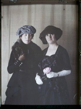 Image représentant https://musee-albert-kahn.s-museum.fr/home/NWQ2OTAwYzNmYjZlZTk1ZWQwODJmMjY4L2dlbmVyaWMtbm90aWNlLXRhYi9hdXRob3JpdHkvNjE3YTc5ZjVjZjhiODk2OGIzMzM3ZDIx/5d6900c3fb6ee95ed082f268/generic-notice-tab/authority/617a79ebcf8b8968b3337676 Madame Riviera et Mme ?