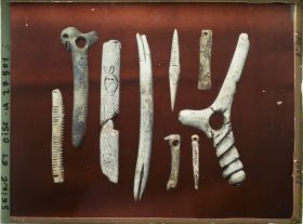 Image représentant France, St Germain-en-Laye, Musée : Animal vu de face 54983-Pendeloque à encoche 54948-Poinçon à encoche 54953-Aiguille à Chas 35053-Bâton de Comt à tête d'animal