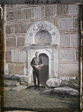 Image représentant Un serviteur laïc devant l'église du monastère