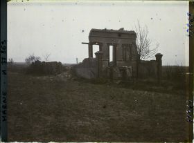 Image représentant France, La Pompelle, Ruines le long de la route