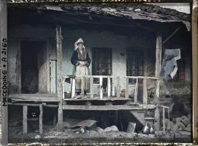 Image représentant La vieille femme au balcon dans la cour des miracles