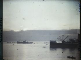 Image représentant Turquie, Constantinople, Effet de brume au soleil levant sur la Marmara