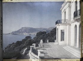 Image représentant Les terrasses de la villa Kahn, encore appelée villa Zamir, vues en direction de Monaco
