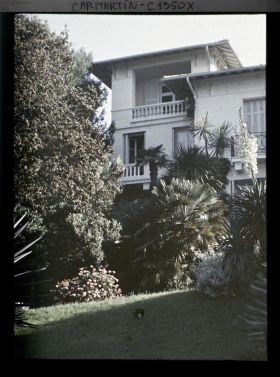 Image représentant Partie de gauche de façade de la villa Miramar, vue depuis son jardin, vue prise à 7 h