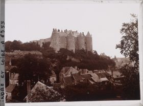 Image représentant Vue générale du château, en contrebas les toitures du village