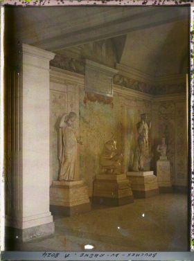 Image représentant Statues antiques dans la salle du Barôme du Museon Arlaten, installé dans le palais du Félibrige, ancien hôtel de Laval-Castellane