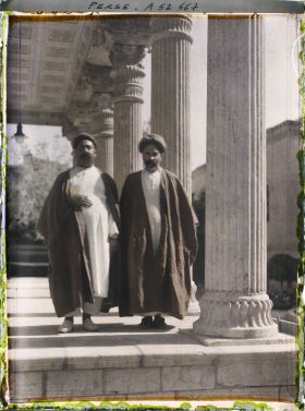 Image représentant Deux guèbres (zoroastriens) devant leur temple
