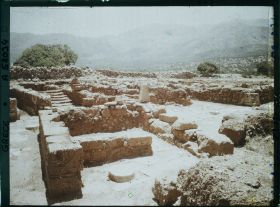 Image représentant Le palais. Dans le quartier nord du palais. Un escalier d'accès au premier étage