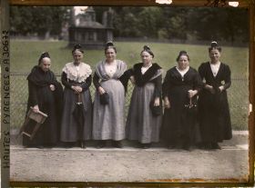 Image représentant France, Lourdes, Un groupe d'Arlésiennes venues au Pélérinage