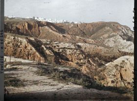 Image représentant Le village vu depuis le bas des falaises