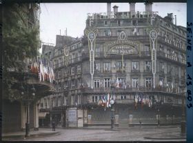 Image représentant Décorations en l'honneur des Poilus aux Galeries Lafayette, à l'angle du boulevard Haussmann et de la rue de la Chaussée-d'Antin