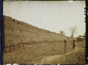 Image représentant Mur d'enceinte du palais privé (tata) de  null Guézo
