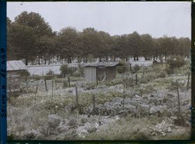 Image représentant Les jardins ouvriers à l'emplacement des anciennes fortifications porte de Clichy et le cimetière des Batignolles