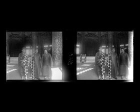 Image représentant Tiantan ("temple du Ciel"). Trois hommes posant à l'intérieur de Qiniandian ("pavillon de Prière pour de Bonnes Récoltes"), l'édifice principal de Qigutan ("autel de la Prière aux Céréales")