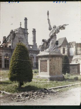 Image représentant Belgique, Dinant, Ruines de l'Hôtel de Ville et Triomphe de la Lumière par Wiertz