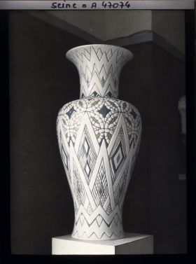 Image représentant L'Exposition des arts décoratifs, Manufacture Nationale de Sèvres, un vase