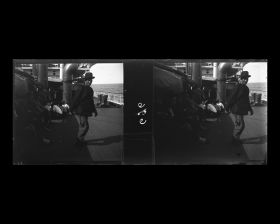 Image représentant Passagers ou membres d'équipage asiatiques sur lepont à l'arrière du navire