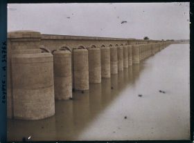 Image représentant Sur les hauteurs du barrage hydraulique, en amont
