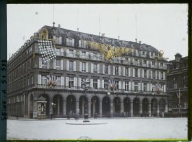 Image représentant Décorations sur les magasins du Louvre place du Palais-Royal pour le 9ème congrès de la Légion Américaine (American Legion)