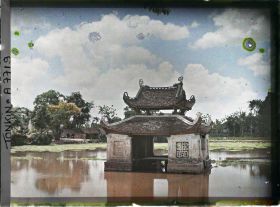 Image représentant Le pagodon de la pagode Thay dite également de la " Félicité céleste " (Thien Phuc), située au pied du récif calcaire Sai-so'n