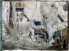 Image représentant France, Reims, Soldat du Génie travaillant dans une forge détruite