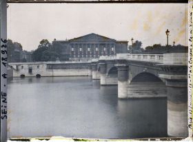 Image représentant Le pont de la Concorde et le Palais Bourbon, actuelle Assemblée nationale, décoré pour les fêtes de la Victoire des 13 et 14 juillet 1919