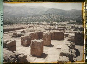 Image représentant Le palais. Une salle à piliers (crypte à piliers quadrangulaires du sanctuaire, côte ouest de la cour centrale ?)