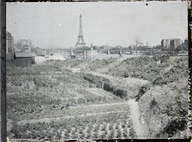 Image représentant Jardins potagers, quai d'Auteuil (actuel quai Louis-Blériot), avec en face le pont de Grenelle et la statue de la Liberté