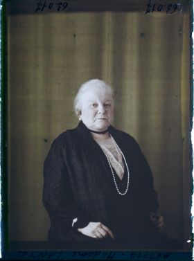 Image représentant https://musee-albert-kahn.s-museum.fr/home/NWQ2OTAwYzNmYjZlZTk1ZWQwODJmMjY4L2dlbmVyaWMtbm90aWNlLXRhYi9hdXRob3JpdHkvNjE3YTc5ZjVjZjhiODk2OGIzMzM3ZDIx/5d6900c3fb6ee95ed082f268/generic-notice-tab/authority/617a79ebcf8b8968b3337123 Madame Lantz