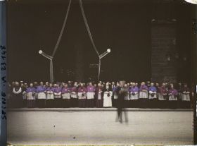 Image représentant Les funérailles de monseigneur Amette à la cathédrale de Notre-Dame, les hauts dignitaires attendant l'arrivée du cortège
