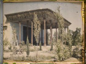 Image représentant Le Chehel Sotoun (pavillon des quarante colonnes) (1647), le portique côté jardin
