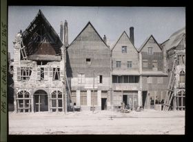 Image représentant France, Arras, Petite Place - Maisons réparées provisoirement
