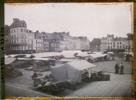 Image représentant La Place Thiers le jour du marché