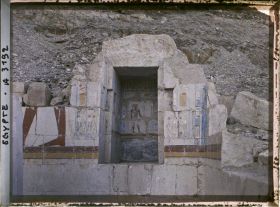 Image représentant Niche peinte se trouvant sur la terrasse supérieure du temple d'Hatchepsout