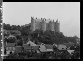 Image représentant Vue générale du château, en contrebas les toitures du village