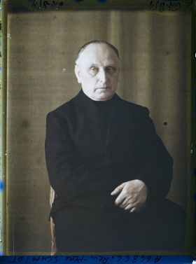 Image représentant https://musee-albert-kahn.s-museum.fr/home/NWQ2OTAwYzNmYjZlZTk1ZWQwODJmMjY4L2dlbmVyaWMtbm90aWNlLXRhYi9hdXRob3JpdHkvNjE3YTc5ZjVjZjhiODk2OGIzMzM3ZDIx/5d6900c3fb6ee95ed082f268/generic-notice-tab/authority/617a79ebcf8b8968b33377be Le Révérend Père Schmidt