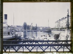 Image représentant Le bateau à vapeur Général Dufour à l'embarcadère du quai du Mont-Blanc