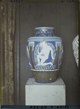 Image représentant L'Exposition des arts décoratifs, Manufacture Nationale de Sèvres, Vase composé par Gauvenet, exécuté par Pihan